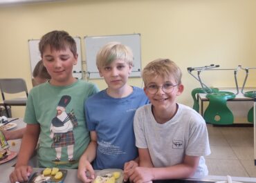 Die Klasse 5c untersucht die Forelle – live